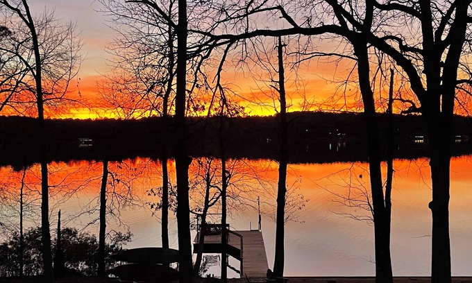 Hawkins Maison | Waterfront - Enjoy The Sunset Lodge Lake House with kayaks, dock, swimming