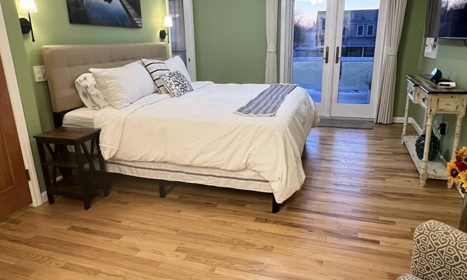 Massapequa Maison | Waterfront Escape in Long Island NY