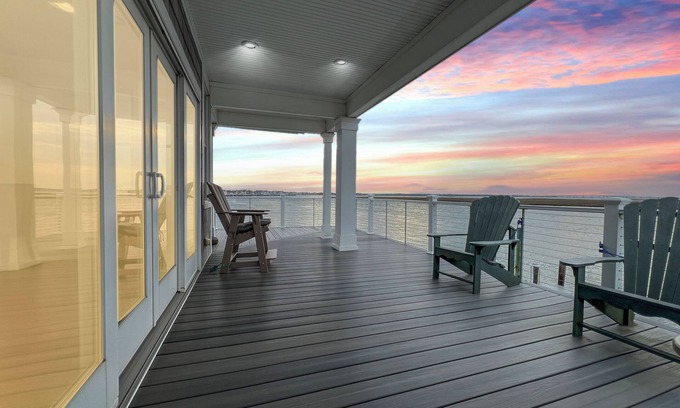 North End Maison | Waterfront escape, stylish bayfront home with panoramic water views
