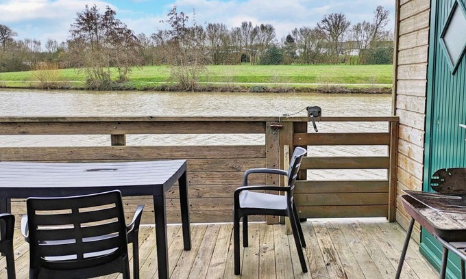 Villiers-Charlemagne Cottage | Chalet au bord de l'eau avec pont levis, équipements pêche, 5-7 pers, proche commerces et loisirs