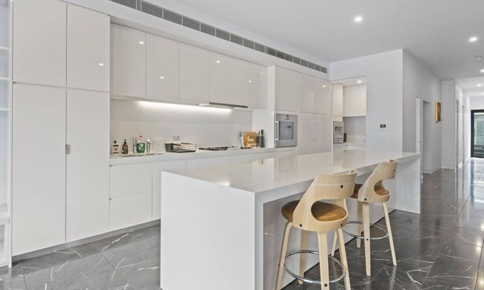 Docklands Maison | Mel130 5br/4ba Waterfront Bliss in Promenade