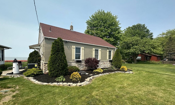 Pointe aux Roches Maison | Waterfront Getaway on Lake St. Clair
