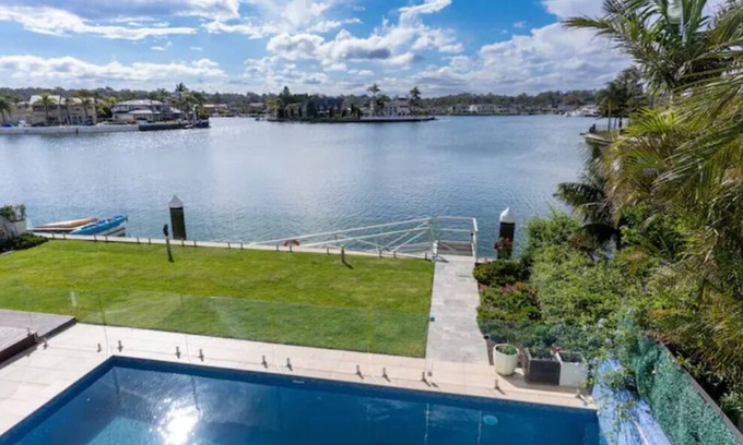Sylvania Waters Maison | Waterfront Harmony Home with pool and kayak