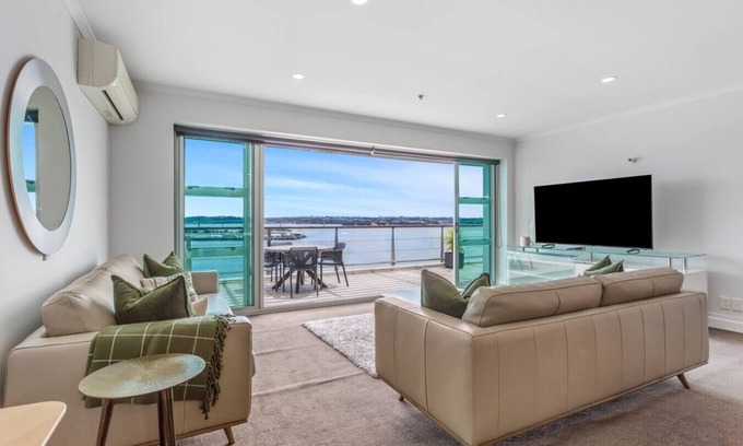Auckland Central Business District Appartement | Waterfront Haven: Luxe 2BR