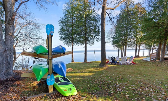 Little Sturgeon Maison | Peaceful Waterfront Cottage: Kayaks, Fire Pit & Comfy Beds