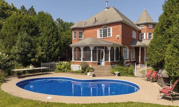 Vaudreuil Maison | Waterfront Heated pool Private acre yard BBQ Wood Fireplace