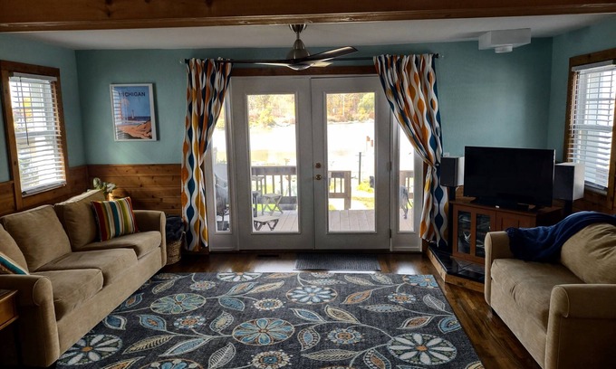 Shoreland Maison | Waterfront home for 2! 2 decks, 2 kayaks,hottub, dock, grill, firepit, wifi, a/c