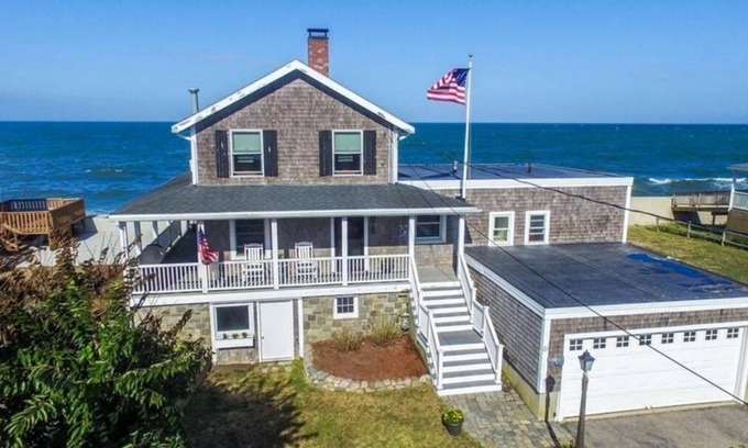 Scituate Maison | Waterfront home for family getaways