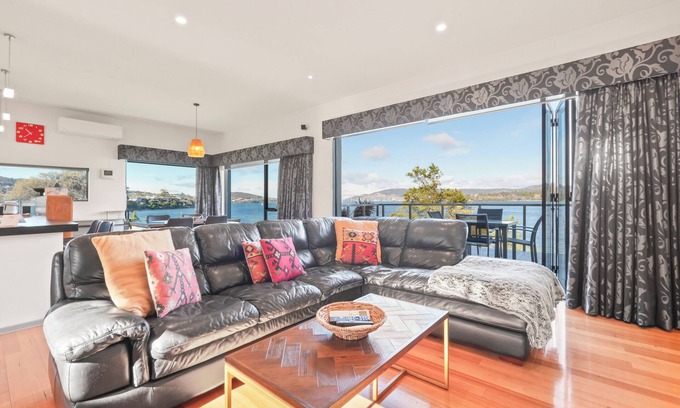 Lindisfarne Maison | Waterfront Home - Gorgeous Views - 2 Bedroom