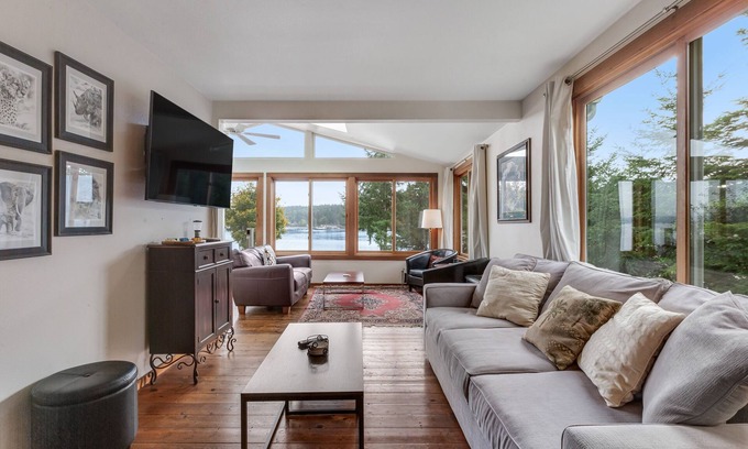 Seabeck Maison | Waterfront home on Hood Canal with great views, kayaks, SUPs, 4 decks - 1 Dog OK