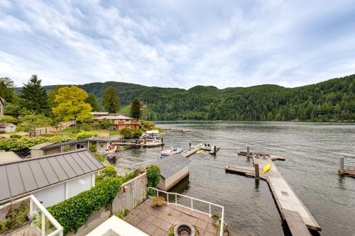 Bellingham Maison | Waterfront Home on Lake Samish with Hot Tub and Dock!
