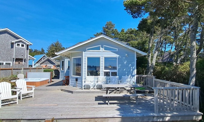 Lincoln City Cottage | Kayak sur la baie de Siletz, 3 de BR toutes avec des lits King, HOT TUB, Animaux Bienvenue!