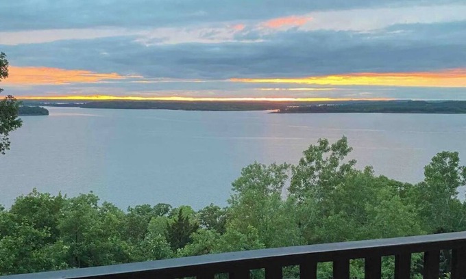Sand Springs Maison | Waterfront House at Keystone Lake (Sauna & More)