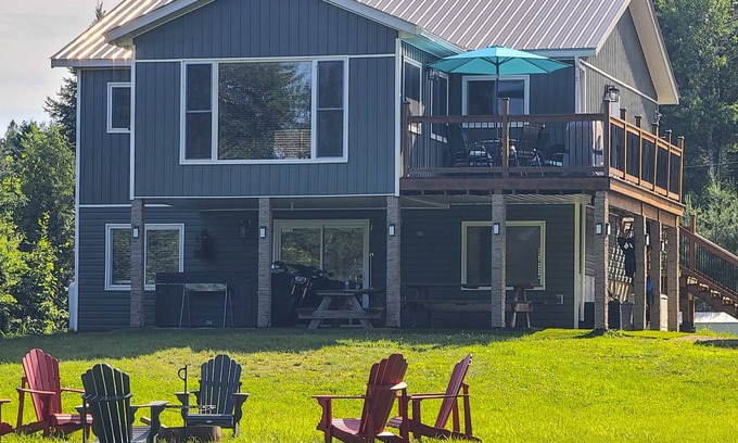 Renfrew County Maison | Waterfront House, Privacy, Outside Hot Tub&Barrel Sauna, WiFi, Fishing, Kayaking