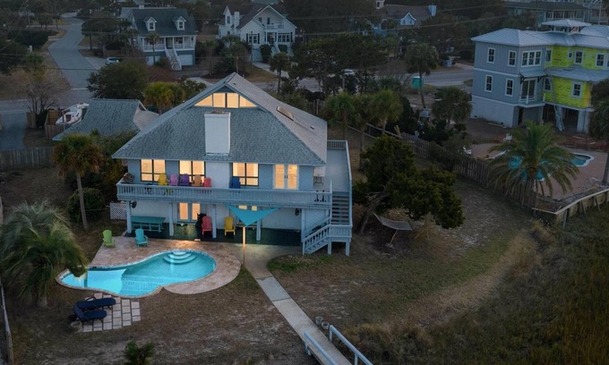 Isle of Palms Maison | Waterfront Isle of Palms Home w/Pool, Dock and Large Deck: Incredible Sunsets