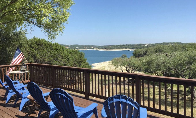 Point Venture Maison | Accueil Waterfront Lake Travis à Point Venture, peut accueillir jusqu'à 12, grande terrasse extérieure