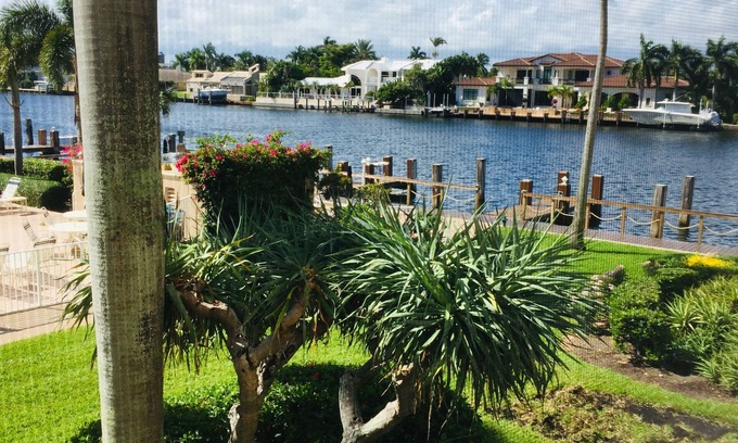 Highland Beach Copropriété | Waterfront Living with Private Beach