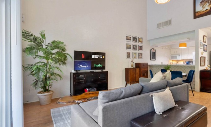 Riverside Appartement | Waterfront Loft w/ Pool, Park Views + Private Balcony