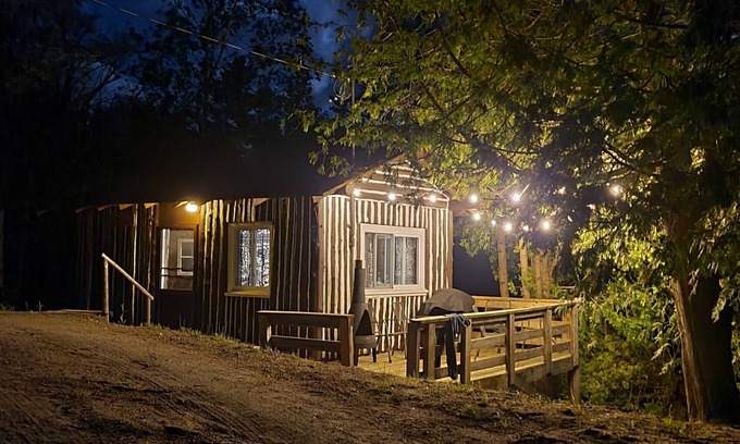 North Frontenac Cabine | Waterfront Log Cabin at the shores of Mosque Lake!