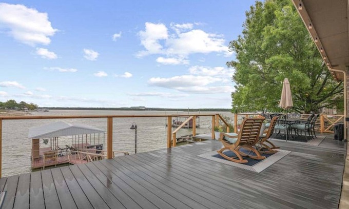 Runaway Bay Maison | Waterfront Luxury Getaway for Gatherings - 180 Degree Views, Large Deck & Dock