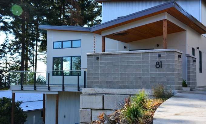 Gibsons Maison | Bord de l'eau au milieu du siècle moderne, Brand New 4300 sq. Ft. Va-t-en. Emplacement parfait