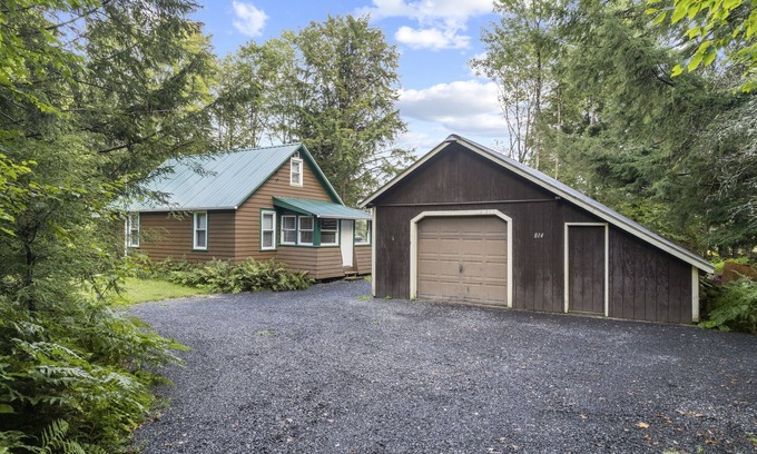 Remsen Cabine | Waterfront Modern-Adirondack Cabin