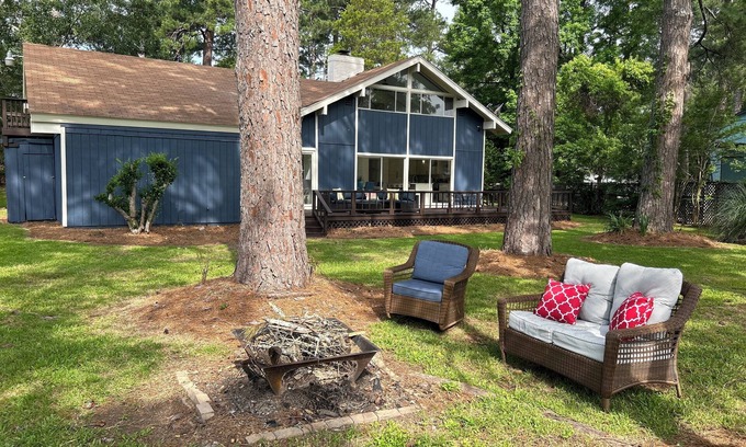 Flowood Maison | Lakefront Living! Modern Rez Retreat on Big Water Sleeps 16, boat dock & pier