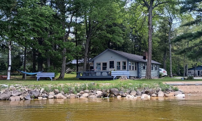 Manistique Cabine | Waterfront Modernized Rustic Log Cabin on Indian Lake, Manistique, MI