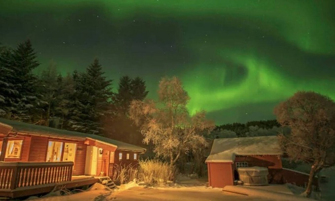 Vestvagøy Cabine | Waterfront mountain view cabin Lofoten