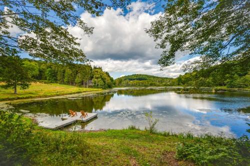 New Albany Maison | Waterfront New Albany Retreat with Therapy Animals