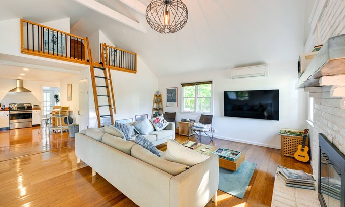 Flanders Cottage | Waterfront New York Getaway w/ Kayaks