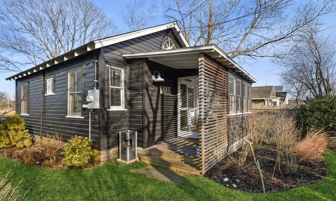 East Marion Cabine | Waterfront NoFo Cottage with public beach access