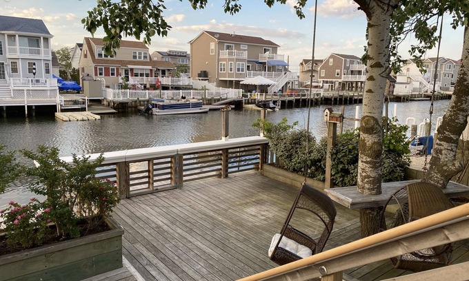 Beach Haven West Maison | Waterfront oasis awaits. 2 Decks! Minutes to LBI