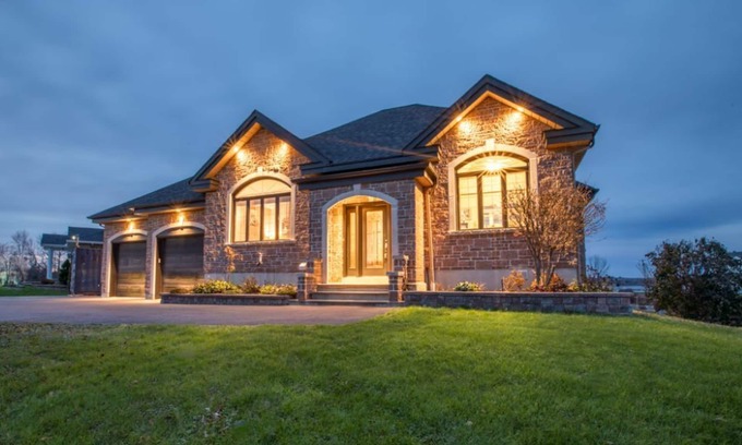 East Hawkesbury Villa | Waterfront Oasis: Luxury Retreat Between Ottawa and Montreal