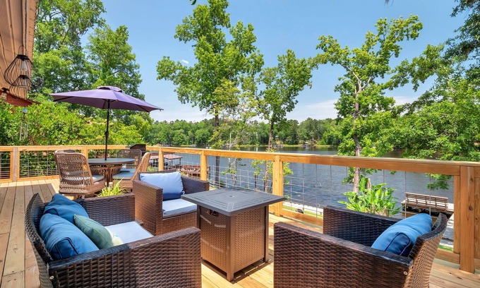 Telogia Maison | Waterfront on Lake Talquin - Free Kayaks - Near FSU - 2 Story Dock - Fire Pit