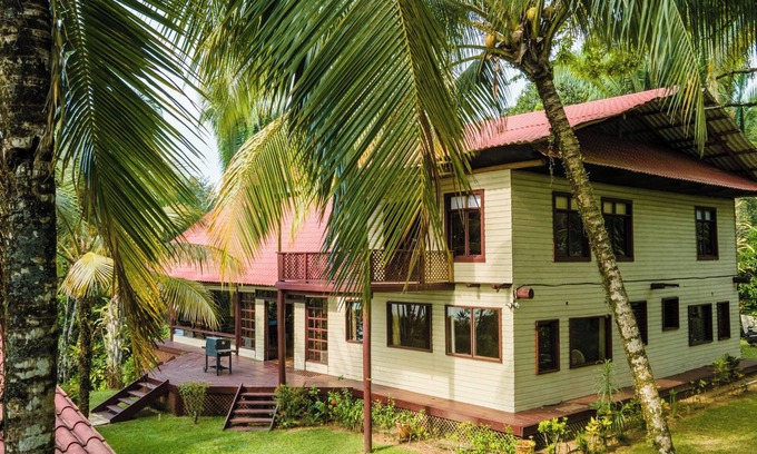 Livingston Maison | Waterfront Property With Spacious House With Dorm and Communal Kitchen Rio Dulce