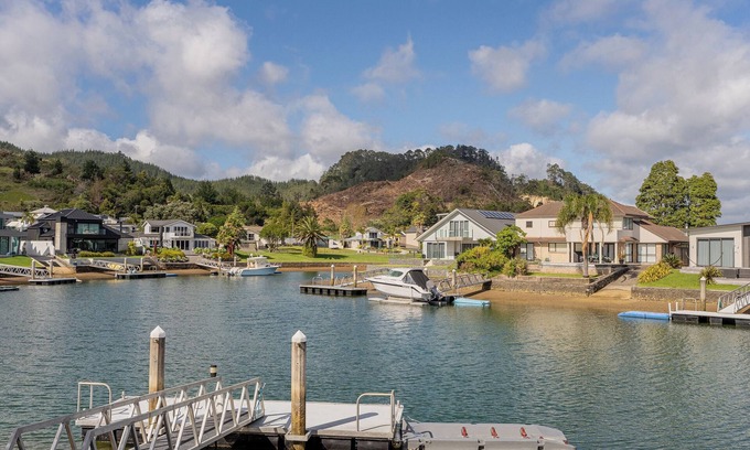 Pauanui Maison | Waterfront Paradise - Pauanui Holiday Home