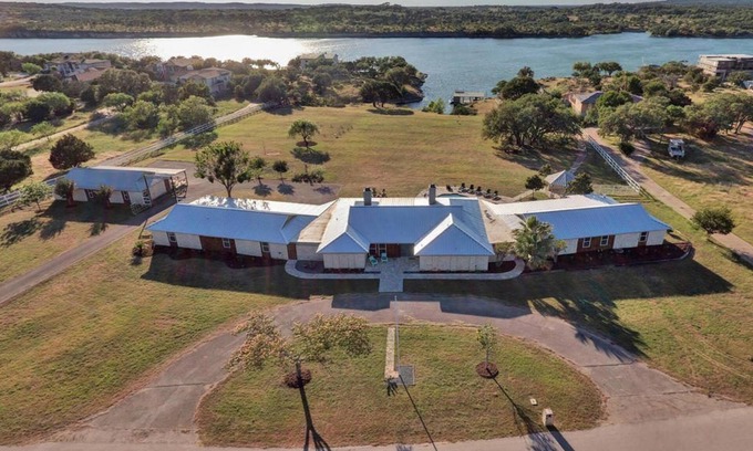Highland Lake Estates Maison | The Estate on Lake Travis - Une escapade au bord de l'eau de 10 hectares pour les groupes