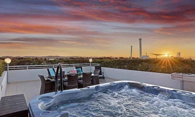 The Entrance Appartement | Waterfront Penthouse with heated jacuzzi and private rooftop terrace