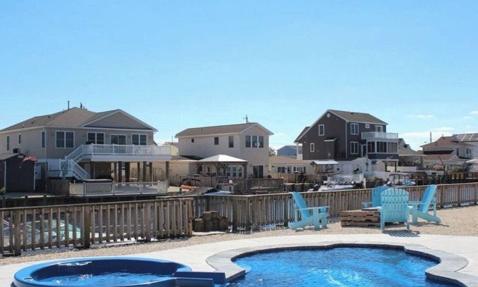 Beach Haven West Maison | Waterfront-Pool-Hot Tub-Fenced in Yard-Minutes to LBI Beaches-Shore Retreat