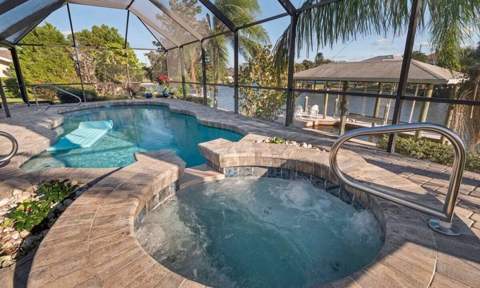 Palm Harbor Maison | Waterfront / Pool / Hot Tub / Dock / Game Room - Close to Beach