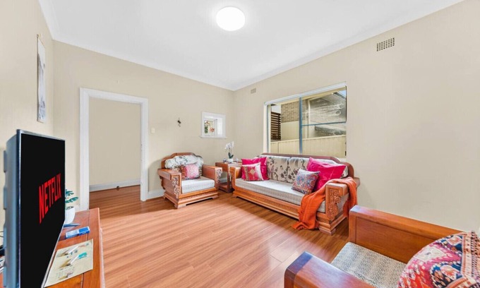 Putney Maison | Waterfront property located in Putney