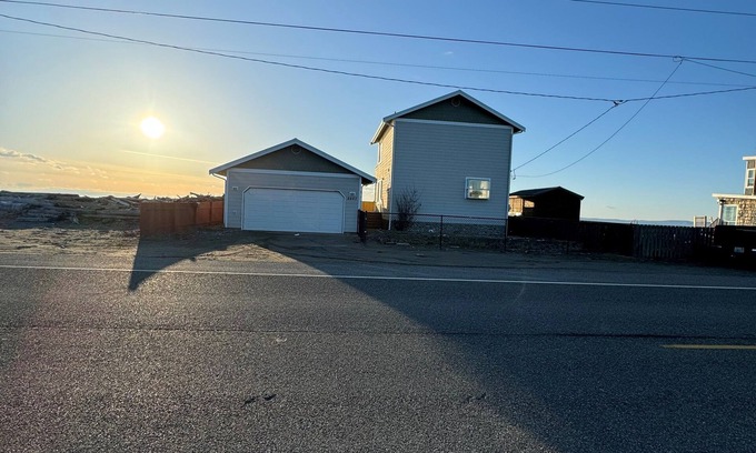 Oak Harbor Maison | Waterfront property right at the beach