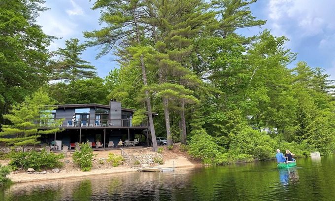 Eidelweiss Village Maison | Waterfront property with hot tub near North Conway