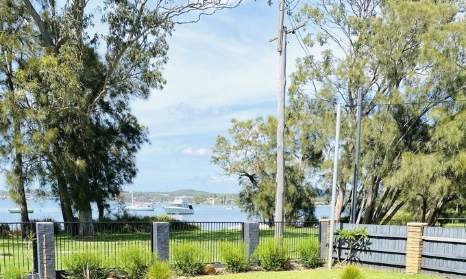 Bolton Point Maison | Waterfront Reserve - entire home