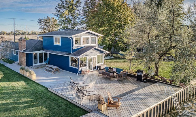 Anchorville Maison | Gather & Relax! 9 Beds, 2 Kayaks & 2 SUPs, Shallow Swimming, Fire Table, Games!