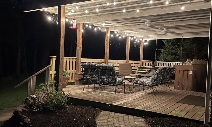 Middletown Maison | Waterfront retreat near Hershey Park. Sleeps 10.