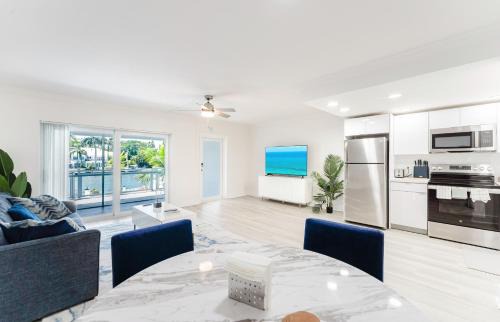 Boca Raton Appartement | Waterfront Retreat Views, Pool, Hot Tub, Gym Walk to Beach & Boca Resort!