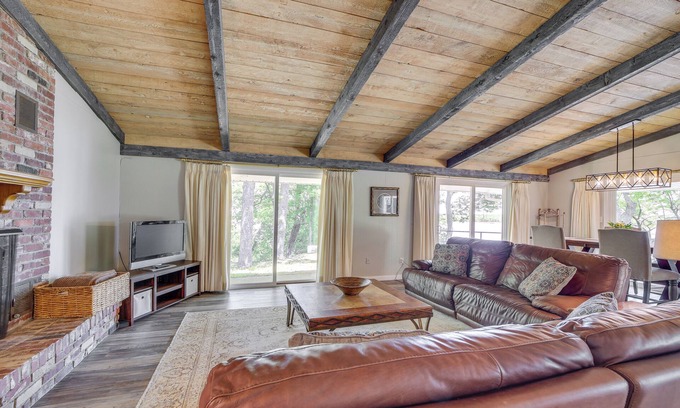 Checotah Maison | Waterfront Retreat w/ Deck on Lake Eufaula!