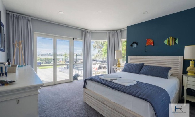 Bayswater Maison | Waterfront Retreat with Spa Pool